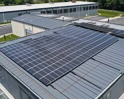 Edifício comercial com painéis solares no telhado.