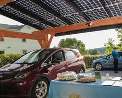 Telhado de uma casa moderna com painéis solares.